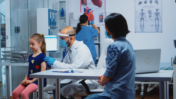 Dziecko otrzymuje leczenie w najlepszych klinikach dzięki ubezpieczeniu na życie